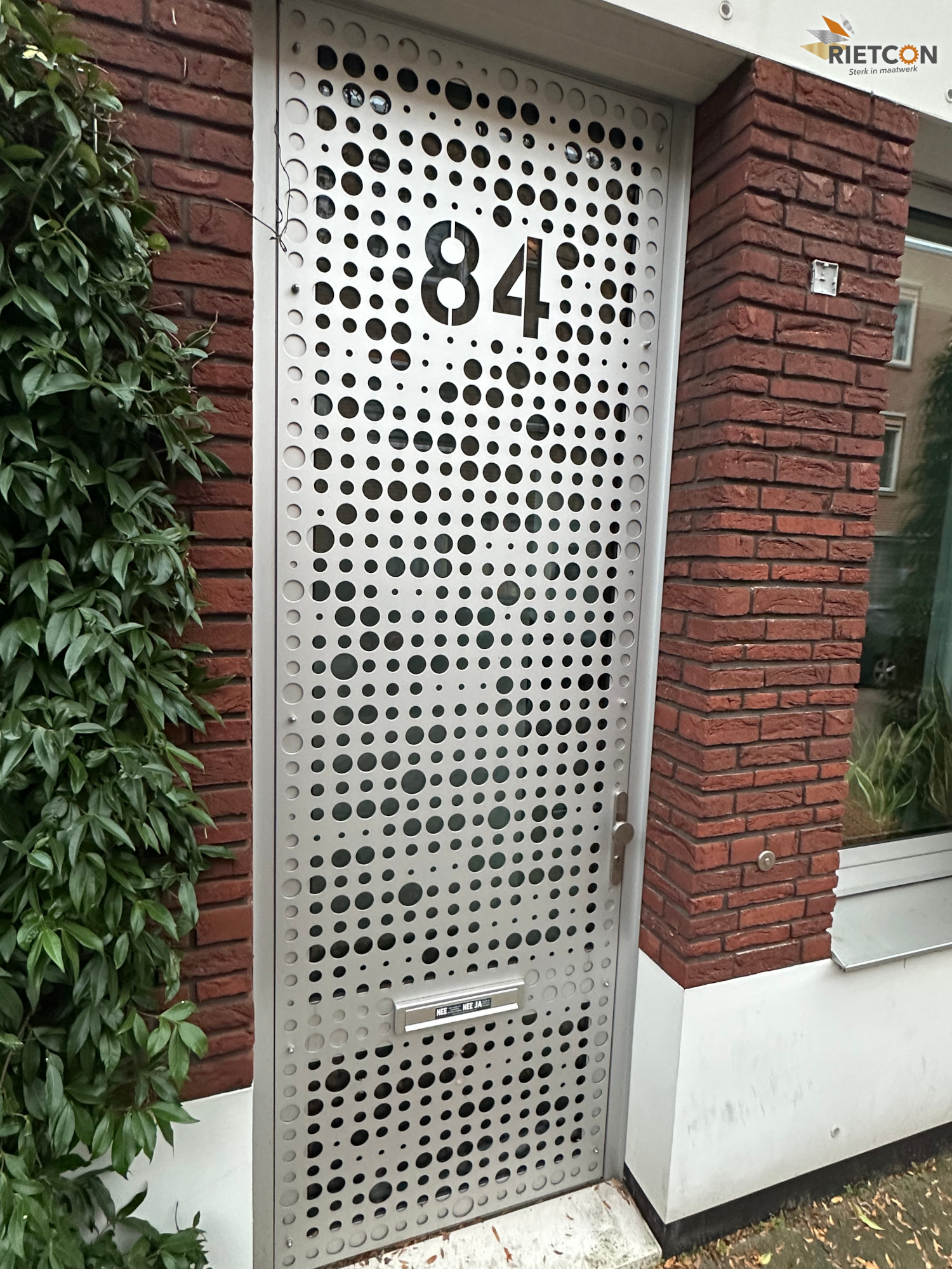 Deur met gatenpatroon door middel van lasersnijden